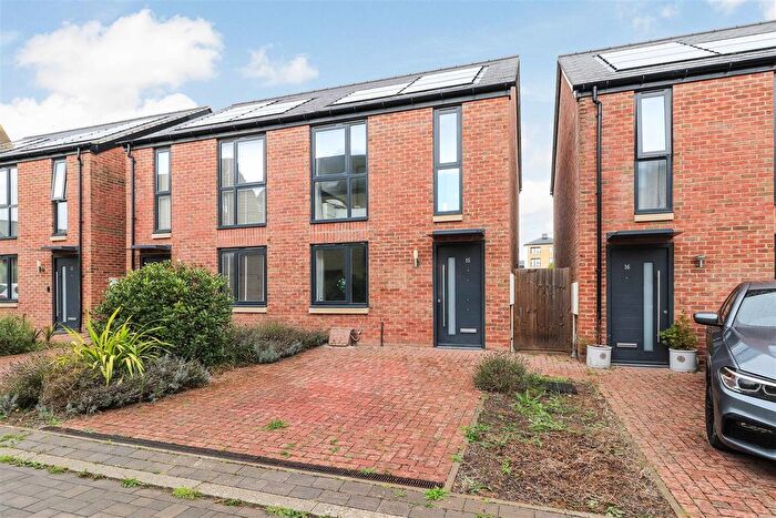 2 Bedroom Property For Sale In Plymouth Close, Cambridge, CB3