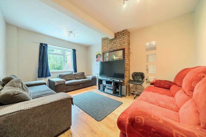 2 Bedroom Semi-Detached House To Rent In Hazel Crescent, Berkshire, RG2