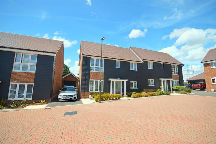 3 Bedroom Semi-Detached House To Rent In Hillyfield, Billingshurst, West Sussex, RH14