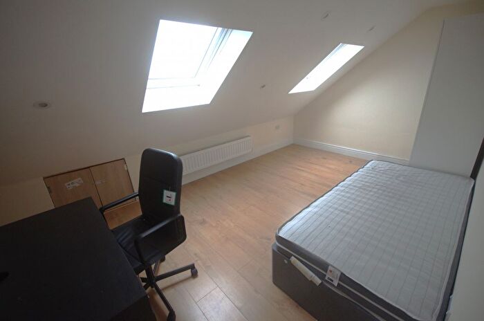 5 Bedroom Semi-Detached House To Rent In Somersby Gardens, Ilford, IG4
