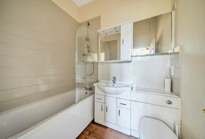 1 Bedroom Apartment For Sale In Royal Earlswood Park, Redhill, Surrey, RH1