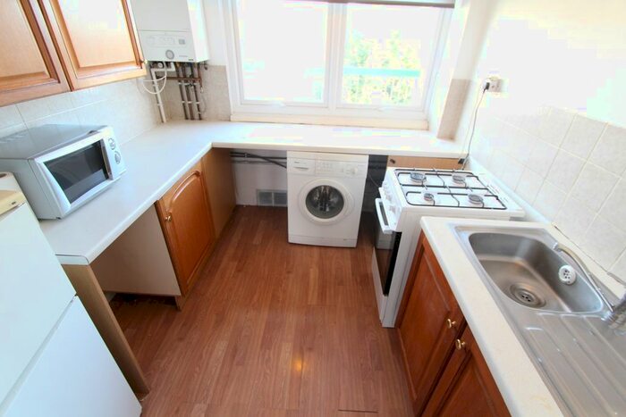 2 Bedroom Maisonette To Rent In White Thorns Drive, Sheffield, S8