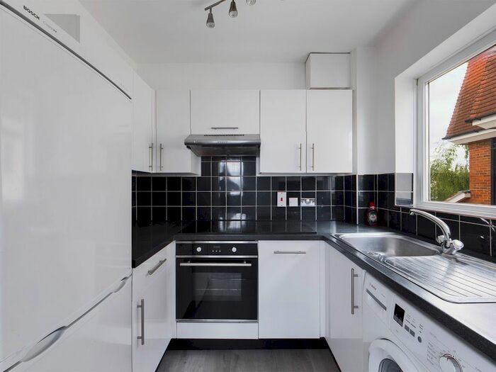 1 Bedroom Maisonette To Rent In Walton Road, West Molesey, Surrey, KT8