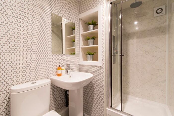 3 Bedroom Flat To Rent In Victoria Road, Leeds, LS6