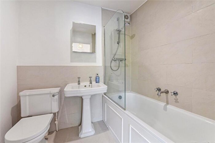 2 Bedroom Apartment For Sale In The Gate House, Edinburgh Square, Midhurst, West Sussex, GU29