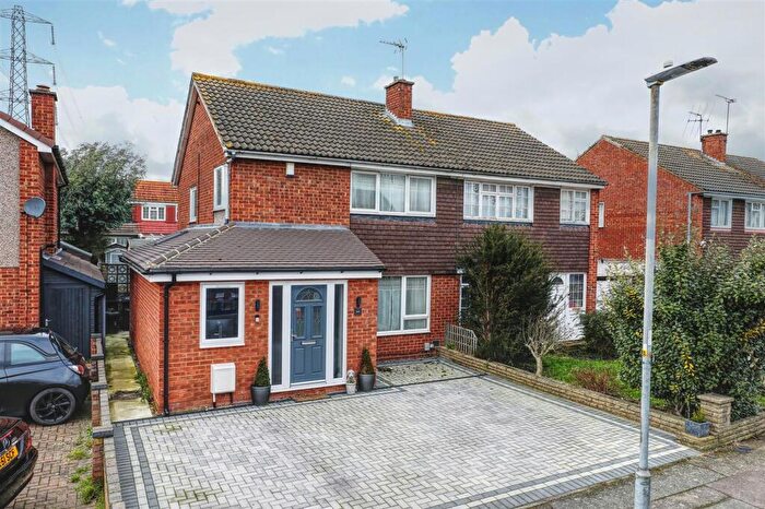 3 Bedroom Semi-Detached House For Sale In Perrysfield Road, Cheshunt, EN8