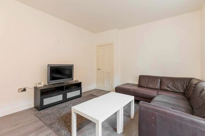 3 Bedroom End Of Terrace House To Rent In Hathaway Road, Croydon, Surrey, CR0