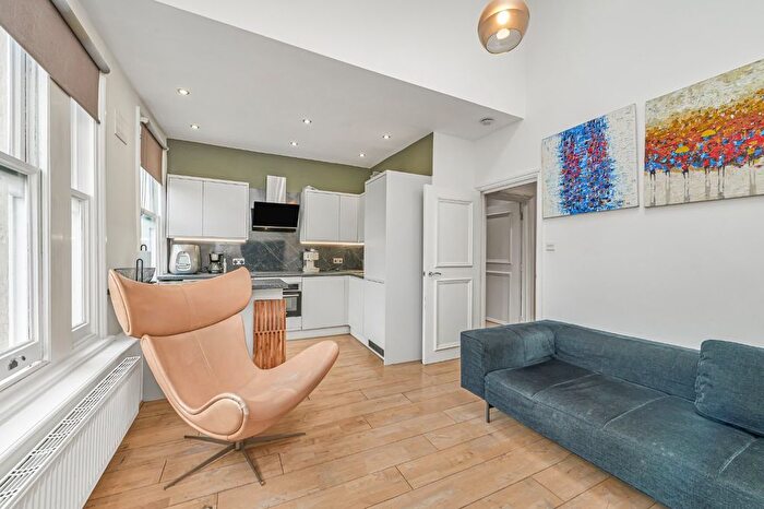 2 Bedroom Flat To Rent In Wandsworth Road, Clapham, London, SW8