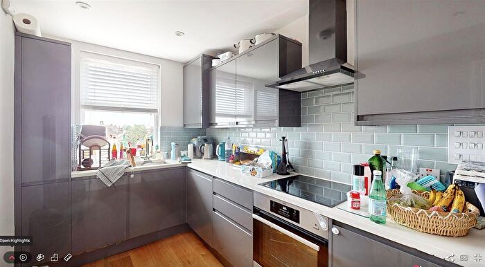 2 Bedroom Flat To Rent In Uxbridge Road, London, Shepherds Bush, W12