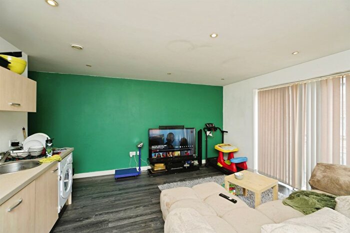 2 Bedroom Flat For Sale In Waterfront Walk, Birmingham, B1