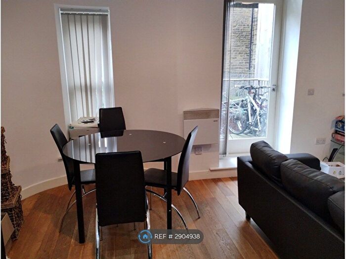 2 Bedroom Flat To Rent In Gallon House, Bradford, BD1