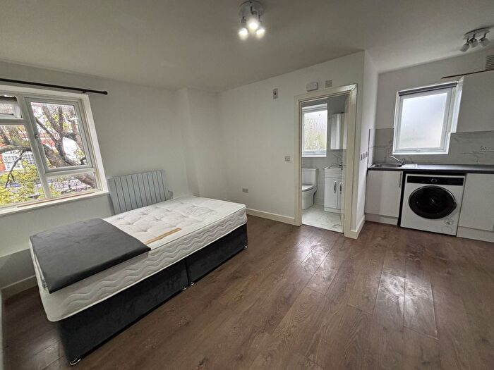 Studio To Rent In Colney Hatch Lane, N10