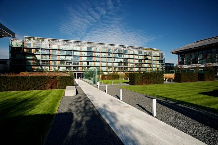 Garage / Parking To Rent In Highbury Stadium Square, London, N5