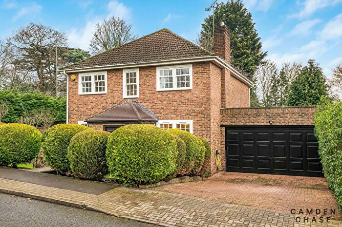 4 Bedroom Detached House For Sale In Greenacre Close, Hadley Highstone, EN5
