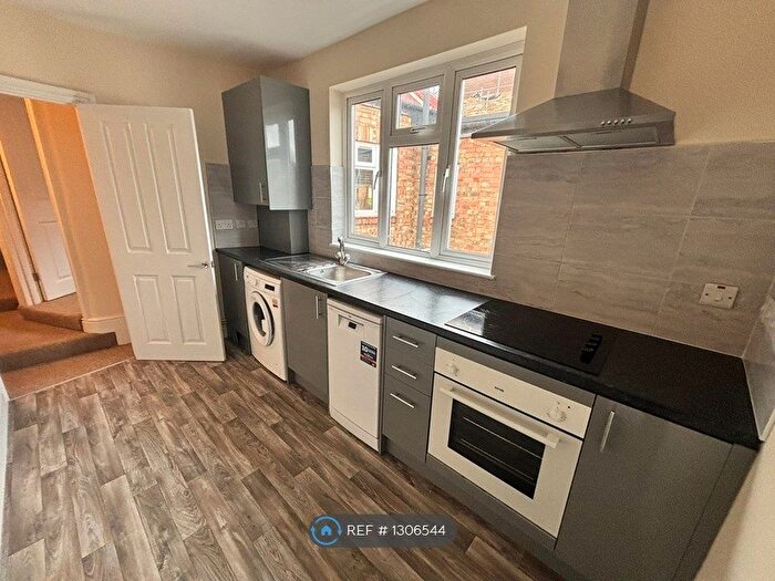 1 Bedroom Flat To Rent In Cannon Hill Lane, London, SW20