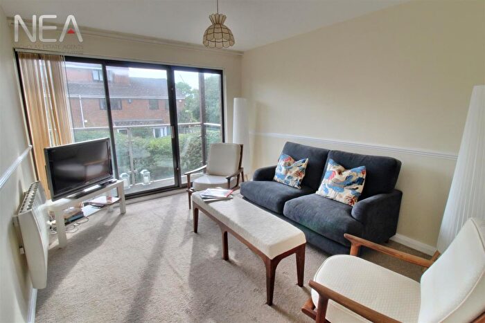 2 Bedroom Flat To Rent In Cardinal Close, Caversham, Reading, RG4