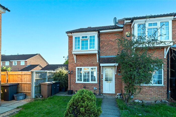 2 Bedroom End Terrace House For Sale In Renshaw Close, Luton, Bedfordshire, LU2