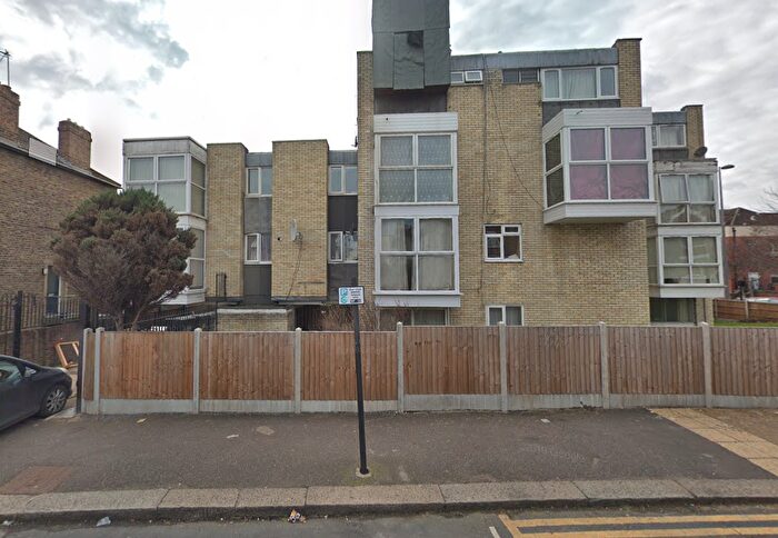2 Bedroom Flat To Rent In West Court, Church Hill, London, E17
