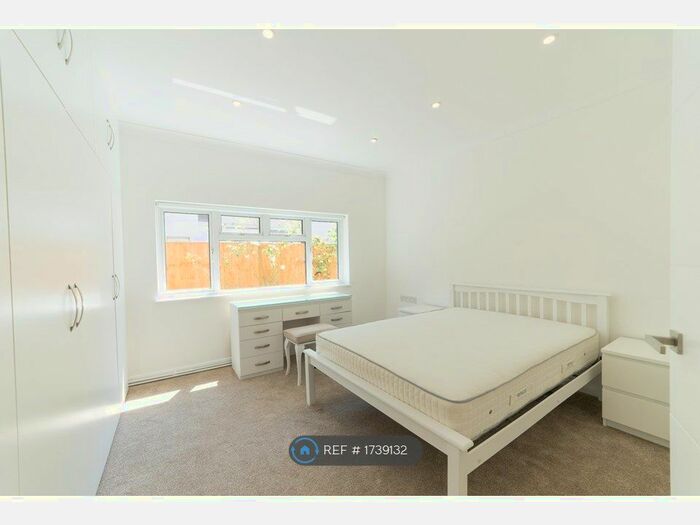 3 Bedroom Bungalow To Rent In Harold Wood, Harold Wood, RM3