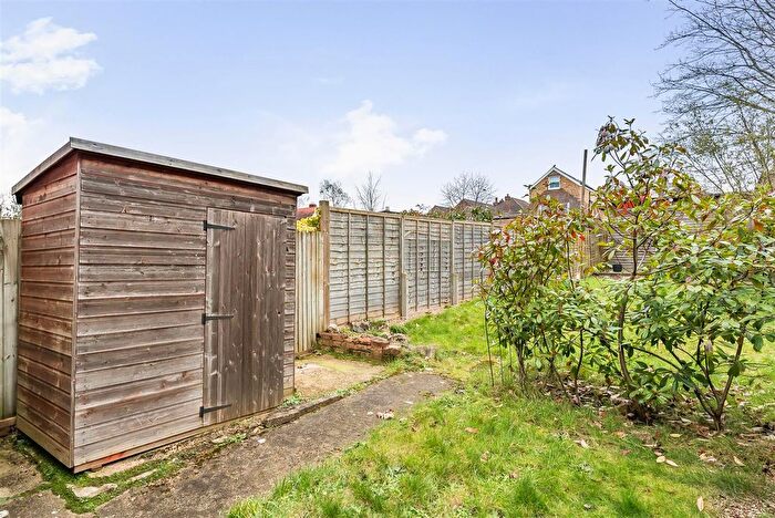 1 Bedroom Flat For Sale In Ellerton Road, Surbiton, KT6