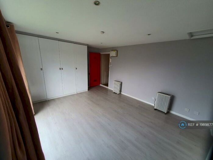 Studio To Rent In Shurland Ave, Herts, EN4