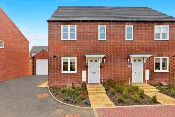 3 Bedroom Semi-Detached House To Rent In Swift Drive, Bodicote, OX15