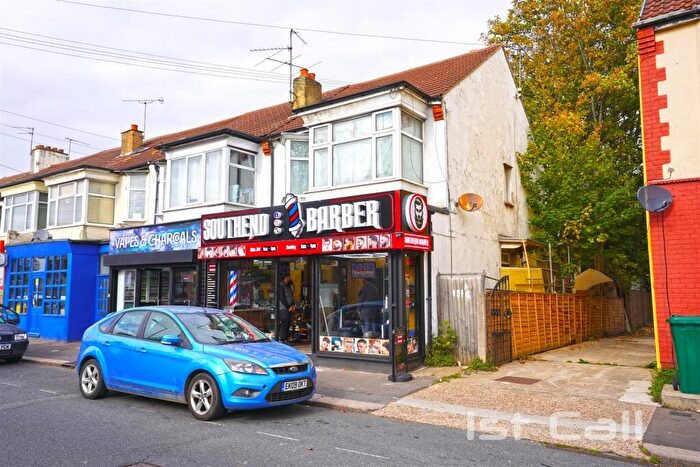 2 Bedroom Flat For Sale In Fairfax Drive, Westcliff-On-Sea, SS0