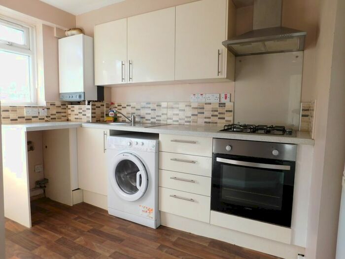 2 Bedroom Flat To Rent In Uxbridge Road, London, W12