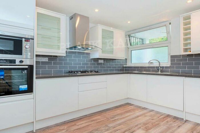 3 Bedroom Flat To Rent In Clarence Gardens, NW1