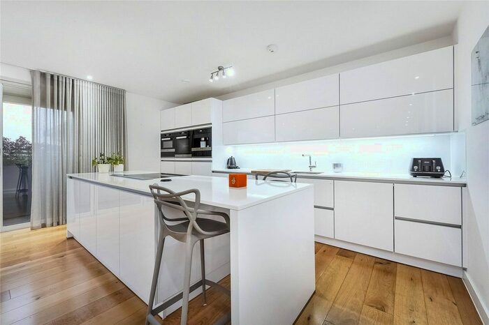 3 Bedroom Flat To Rent In Putney Hill, Putney Hill, SW15