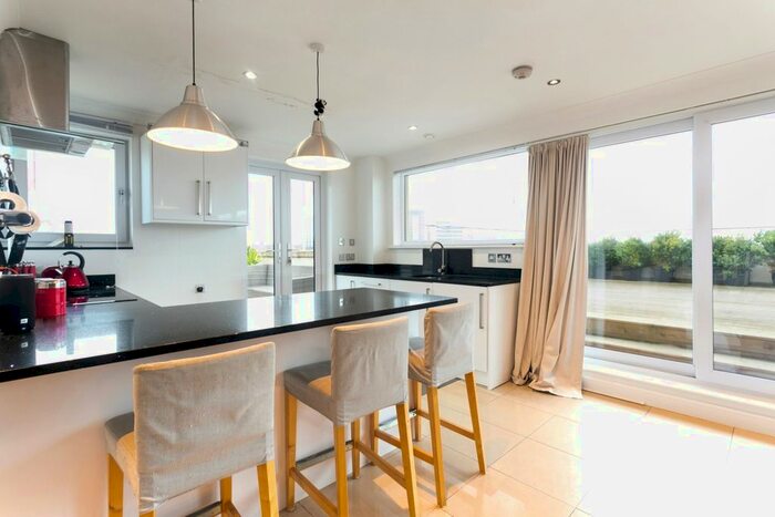 2 Bedroom Flat To Rent In Orchard Place, Southampton, SO14