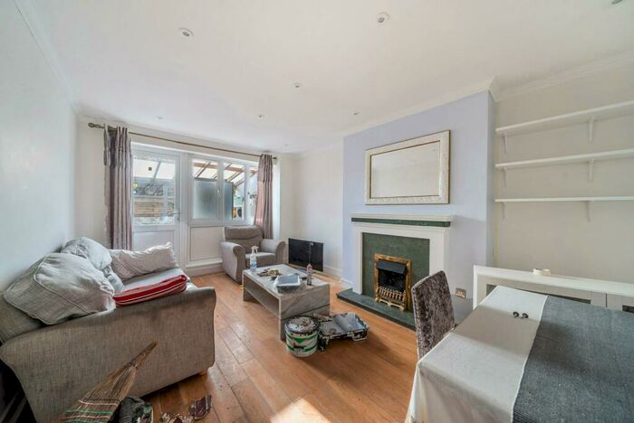4 Bedroom Maisonette To Rent In Baxter Road, Islington, London, N1