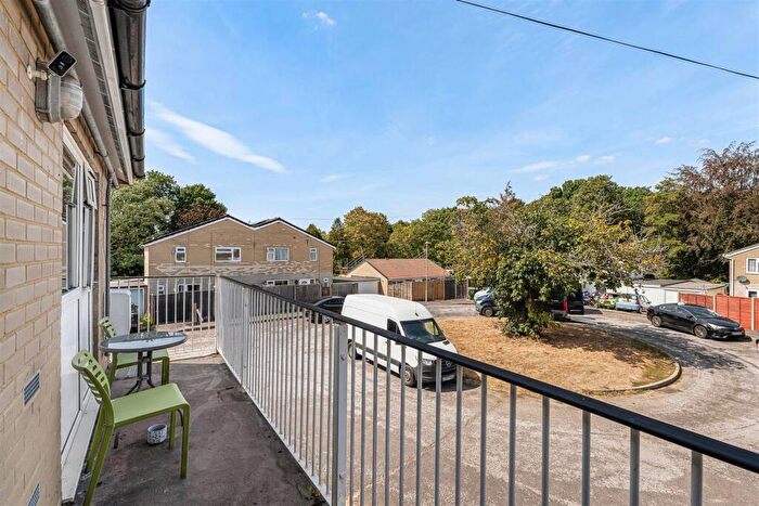 2 Bedroom Flat For Sale In Woodbourne Close, Liss, GU33
