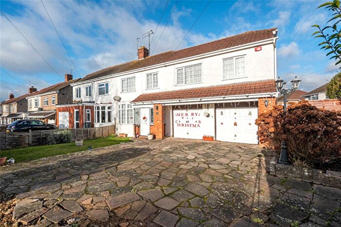 4 Bedroom Semi Detached House For Sale In Western Way, Dunstable, Bedfordshire, LU5