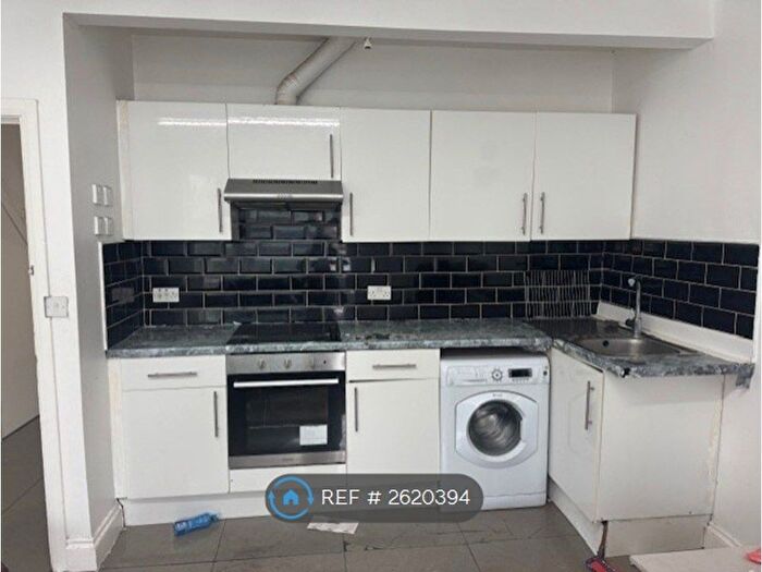 3 Bedroom Flat To Rent In Green Lane, Dagenham, RM8