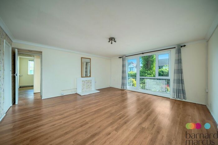 3 Bedroom Flat To Rent In Victoria Grove, London, N12