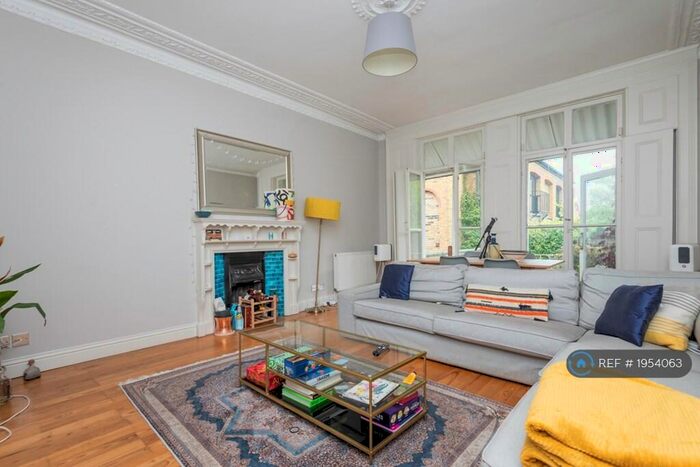 2 Bedroom Flat To Rent In Bolingbroke Grove, London, SW11