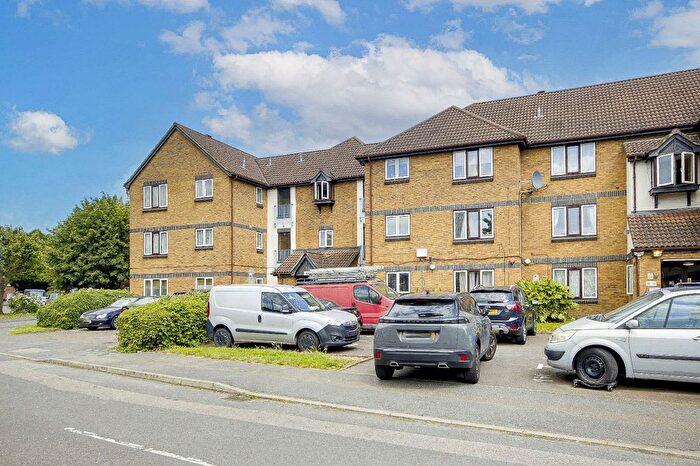 Studio To Rent In Swaythling Close, London, N18