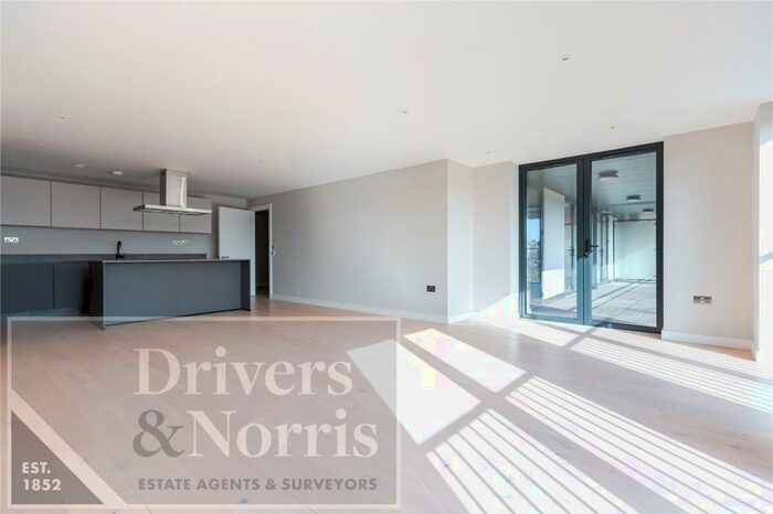 3 Bedroom Apartment To Rent In Tottenham Lane, Crouch End, London, N8