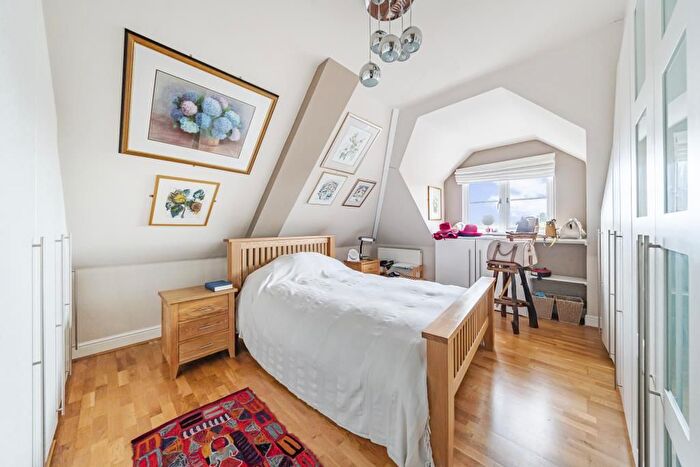 2 Bedroom Flat For Sale In Sunbury-On-Thames, Surrey, TW15
