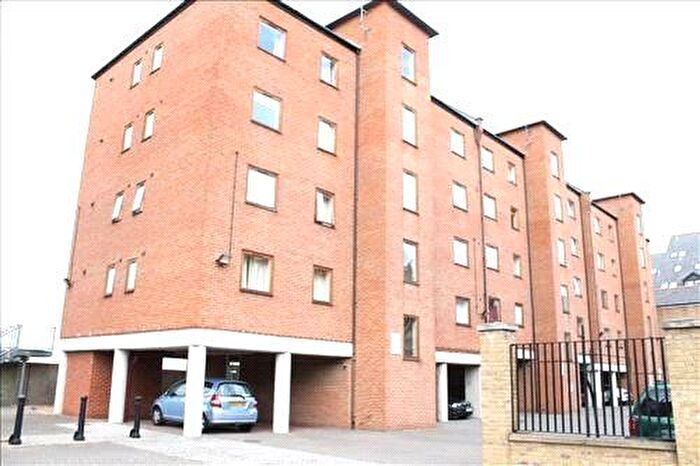 2 Bedroom Flat To Rent In West Street, Gravesend, Kent, DA11