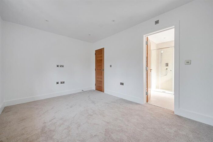 4 Bedroom Detached House For Sale In The Crescent, Maidenhead, SL6