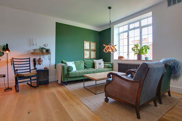 3 Bedroom Flat For Sale In Stoneygate Court, Leicester, LE2