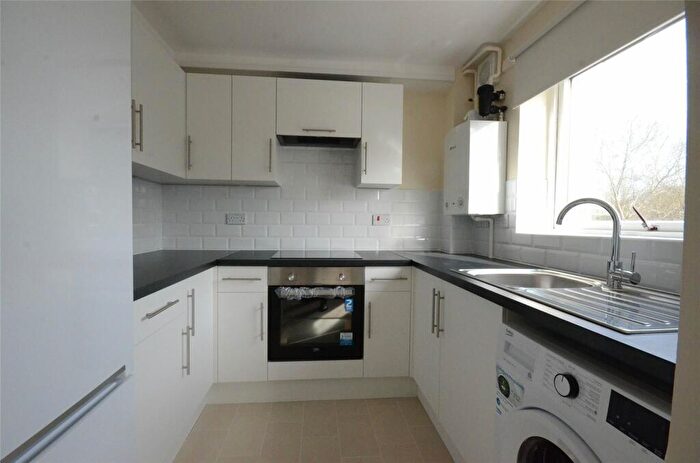 2 Bedroom Apartment For Sale In Falkners Close, Fleet, Hampshire, GU51