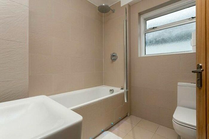 4 Bedroom Semi-Detached House To Rent In Bourne Avenue, Southgate, N14