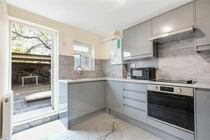 4 Bedroom Maisonette To Rent In Hoxton Street, Hoxton, London, N1