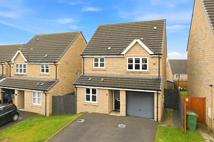 3 Bedroom Detached House For Sale In Pye Road, Huddersfield, HD3