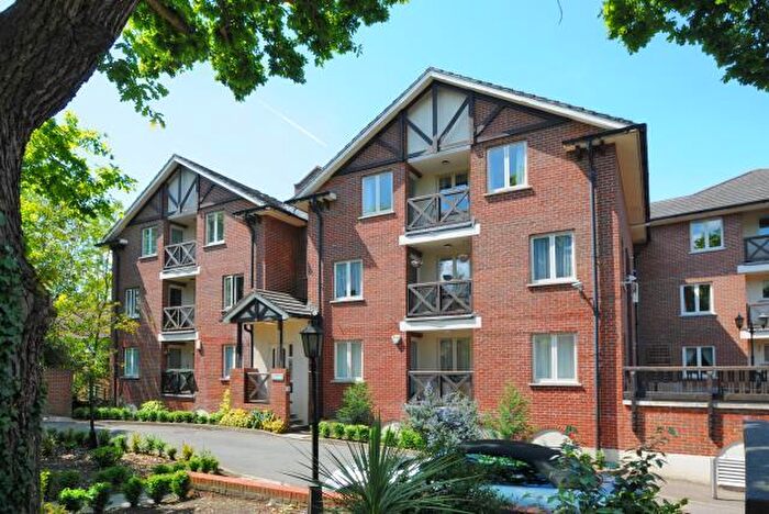 2 Bedroom Apartment To Rent In Holden Road, Woodside Park, N12
