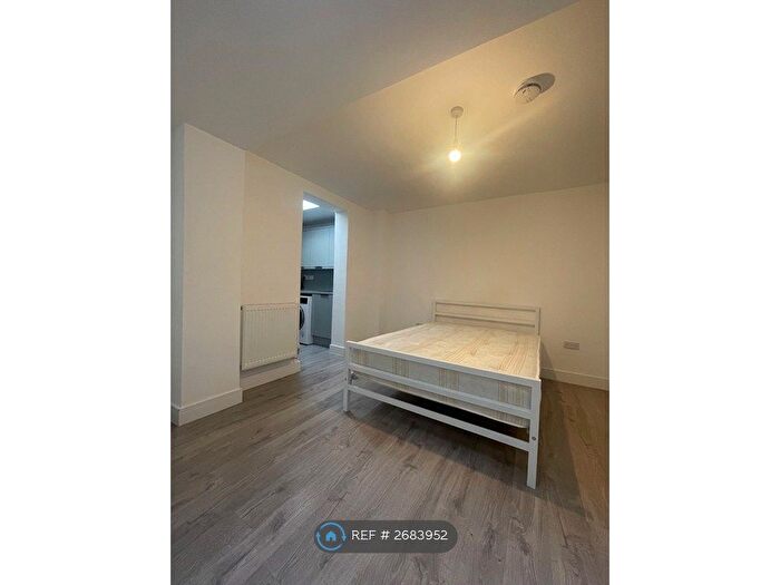 Studio To Rent In London, London, N18