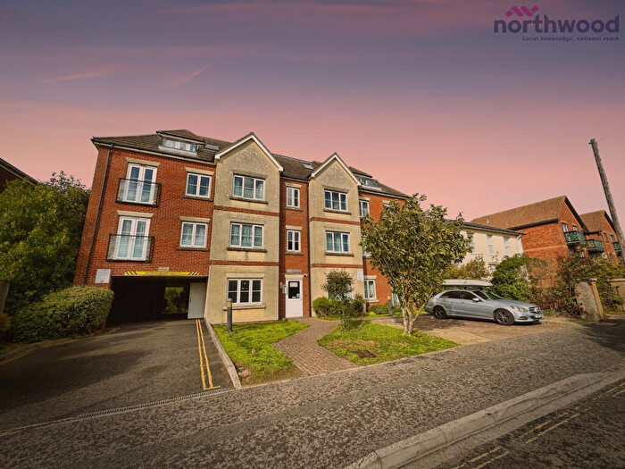 2 Bedroom Flat To Rent In Rivendale Court, SO15